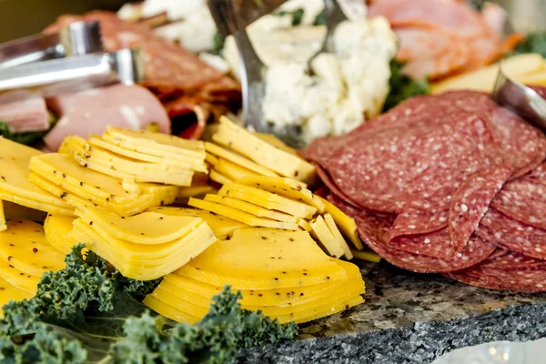 肉とチーズ パーティー トレイ — ストック写真