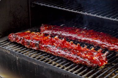 Barbekü raflar soslu pirzola