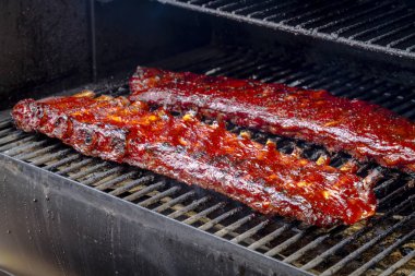 Barbekü raflar soslu pirzola