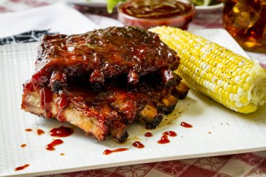 Barbekü raflar soslu pirzola