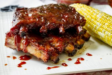 Barbekü raflar soslu pirzola