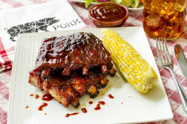 Barbekü raflar soslu pirzola