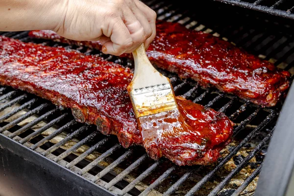 Prateleiras de churrasco de costelas com molho — Fotografia de Stock