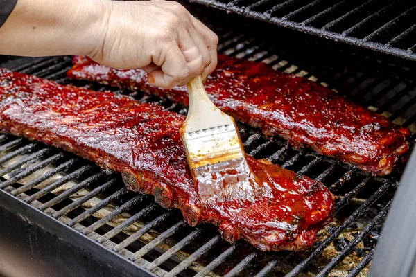 Prateleiras de churrasco de costelas com molho — Fotografia de Stock