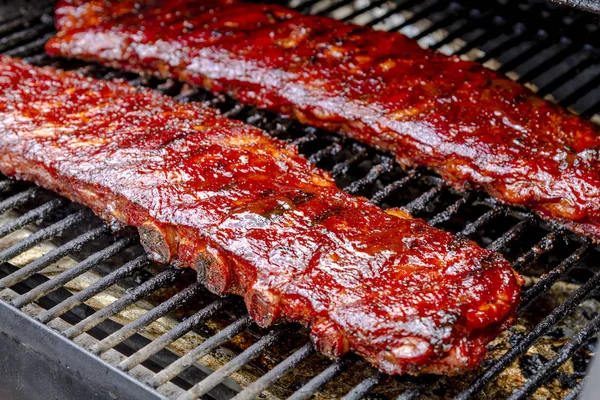 Estantes de barbacoa de costillas con salsa — Foto de Stock