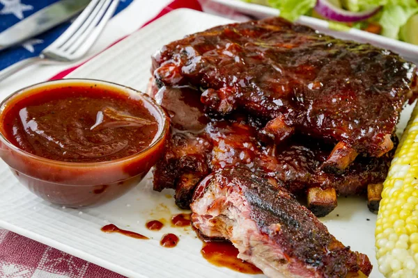 Estantes de barbacoa de costillas con salsa — Foto de Stock