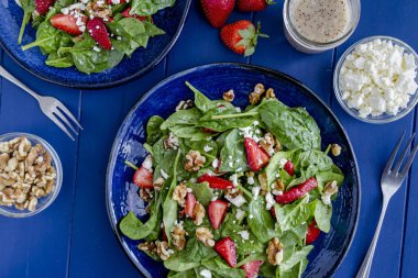 Taze organik çilek ıspanak salatası