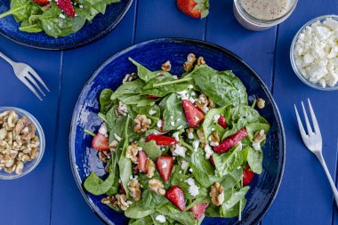 Taze organik çilek ıspanak salatası