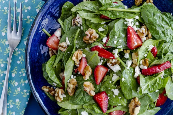 Verse biologische aardbei spinazie salade — Stockfoto