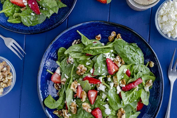 Salada de espinafre de morango orgânico fresco — Fotografia de Stock