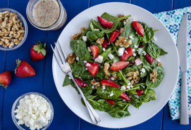 Taze organik çilek ıspanak salatası