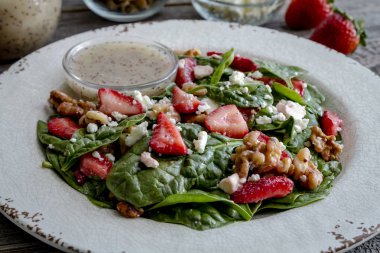 Taze organik çilek ıspanak salatası