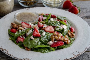 Taze organik çilek ıspanak salatası