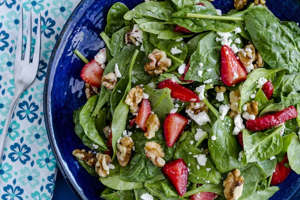 Taze organik çilek ıspanak salatası