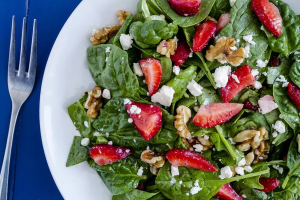 Fresh organic strawberry spinach salad — Stock Photo, Image