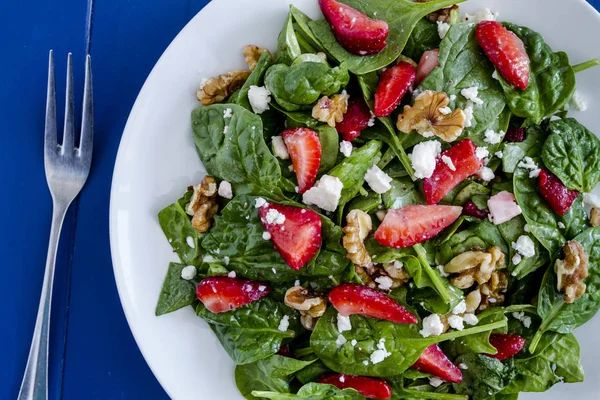 Verse biologische aardbei spinazie salade — Stockfoto