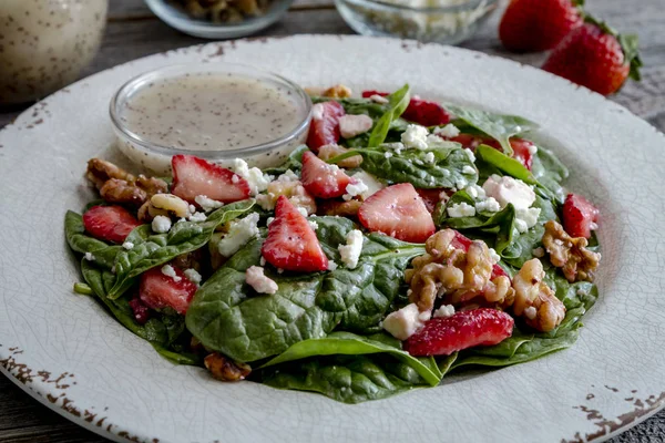 Taze organik çilek ıspanak salatası