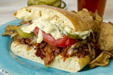 Jambonlu sandviç ciabatta ekmeği turşu ile üzerinde