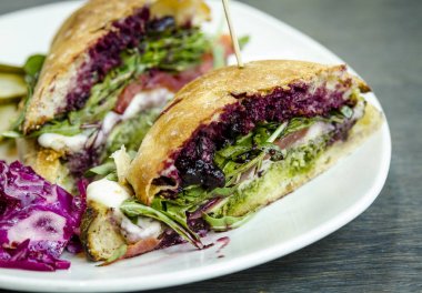 Böğürtlenli reçel ve fesleğen pesto sandviç