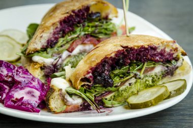 Böğürtlenli reçel ve fesleğen pesto sandviç