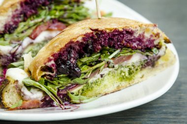 Böğürtlenli reçel ve fesleğen pesto sandviç