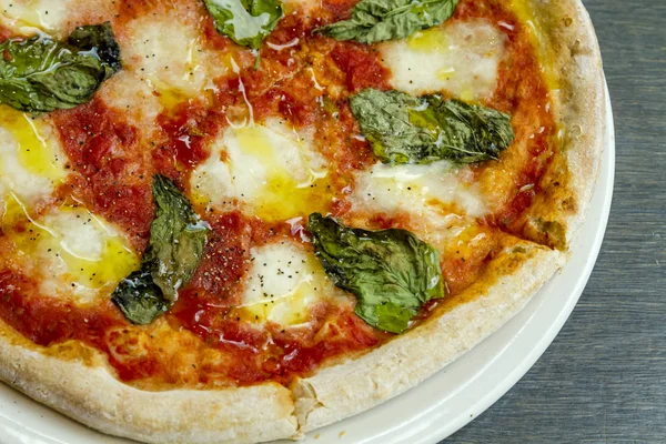 Taze organik fesleğen margherita pizza