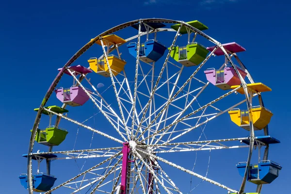 Yerel karnavalında renkli dönme dolap