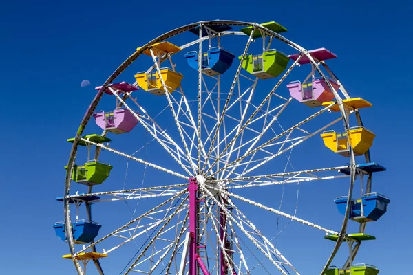 Yerel karnavalında renkli dönme dolap