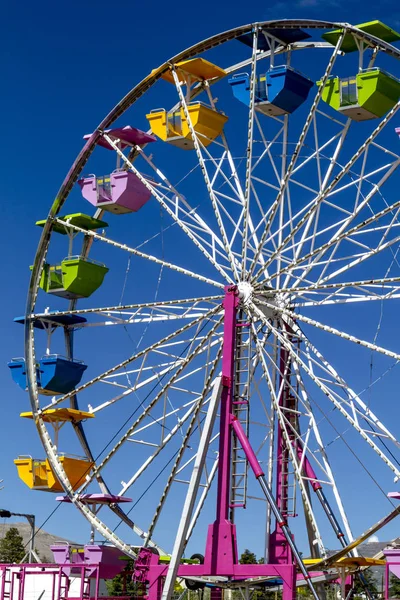 Yerel karnavalında renkli dönme dolap