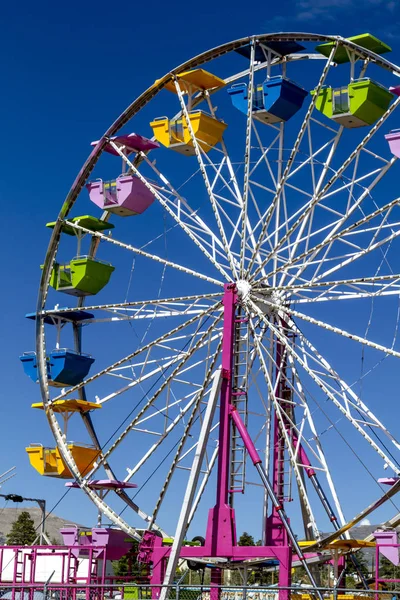 Yerel karnavalında renkli dönme dolap