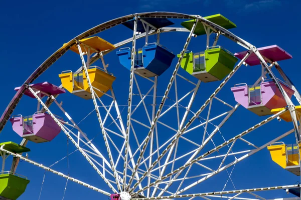 Kleurrijke reuzenrad op lokale carnaval — Stockfoto