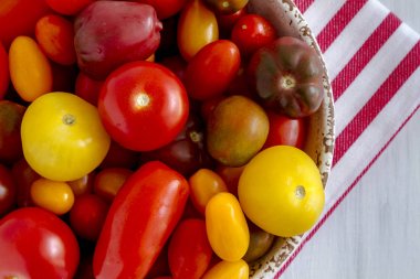 Kabın içinde Bahçe domates taze