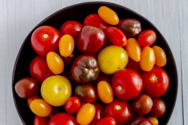 Kabın içinde Bahçe domates taze