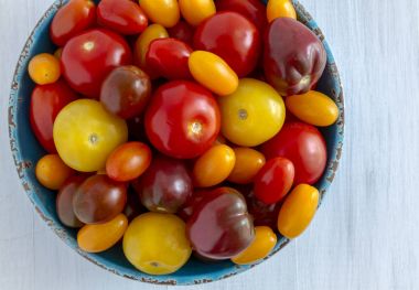 Kabın içinde Bahçe domates taze