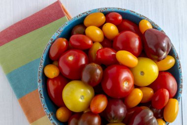 Kabın içinde Bahçe domates taze