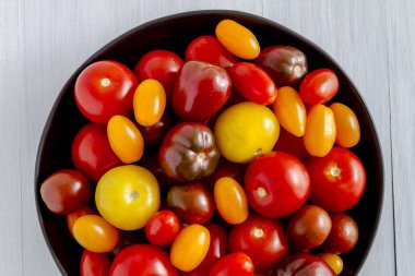 Kabın içinde Bahçe domates taze