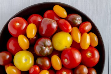 Kabın içinde Bahçe domates taze