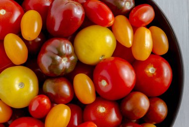 Kabın içinde Bahçe domates taze