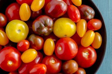 Kabın içinde Bahçe domates taze