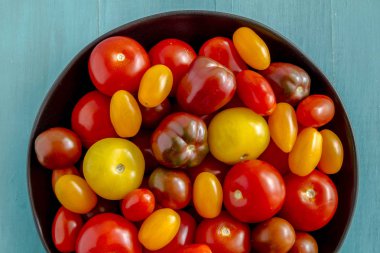 Kabın içinde Bahçe domates taze