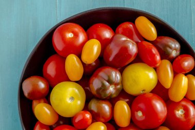 Kabın içinde Bahçe domates taze