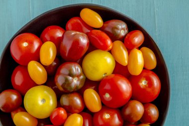 Kabın içinde Bahçe domates taze