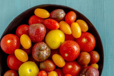 Kabın içinde Bahçe domates taze