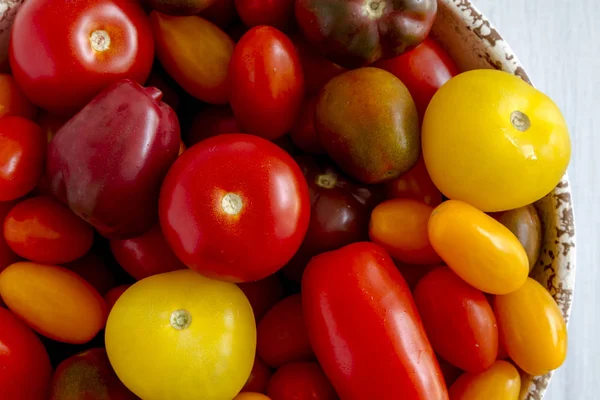 Fresco de tomates de jardín en tazón —  Fotos de Stock