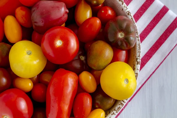 Fresco de tomates de jardim em tigela — Fotografia de Stock