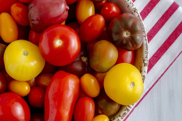 Kabın içinde Bahçe domates taze