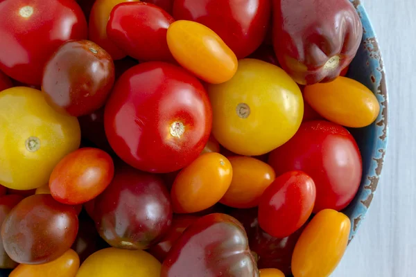 Kabın içinde Bahçe domates taze