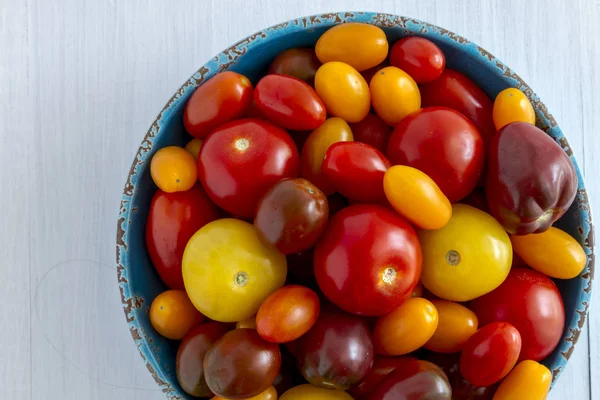 Kabın içinde Bahçe domates taze