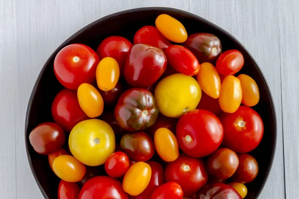 Kabın içinde Bahçe domates taze