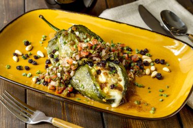 Poblano biber dolması ve Salsa